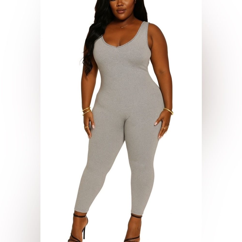 Available in 4 colors
Has nice stretch
Can be worn for many different occasions.